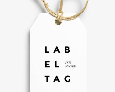 Біла бірка на мотузковій петлі з написом LAB EL TAG PSD Mockup